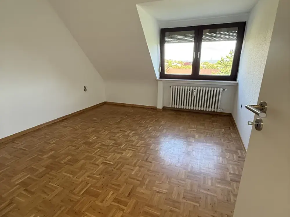 Bright Top Floor Apartment, 3 Rooms, Kitchen, Bathroom with Balcony