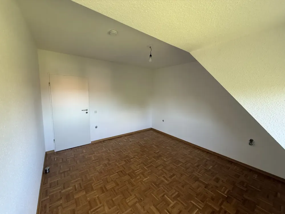 Bright Top Floor Apartment, 3 Rooms, Kitchen, Bathroom with Balcony