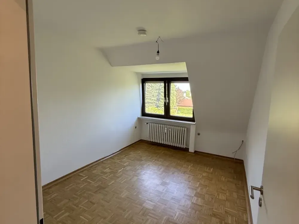 Bright Top Floor Apartment, 3 Rooms, Kitchen, Bathroom with Balcony
