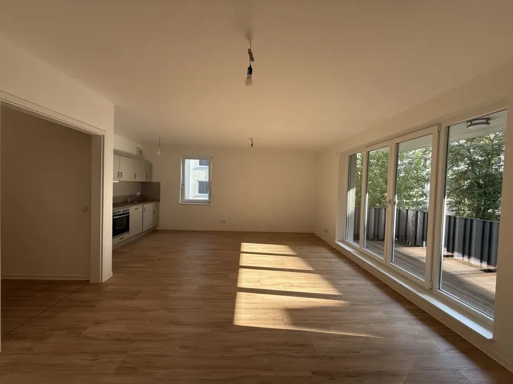 LOTS OF SPACE. LOTS OF LIGHT. CLOSE TO FRANKFURT., 3 Rooms with South-West Balcony