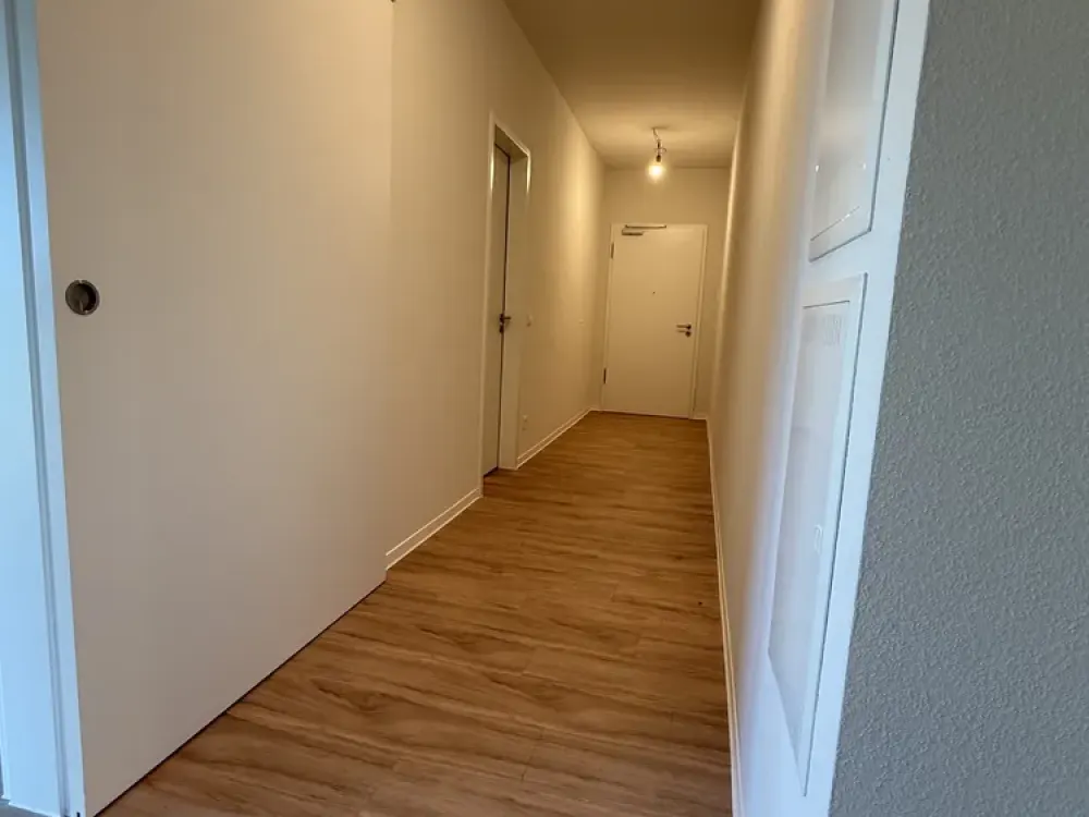 LOTS OF SPACE. LOTS OF LIGHT. CLOSE TO FRANKFURT., 3 Rooms with South-West Balcony