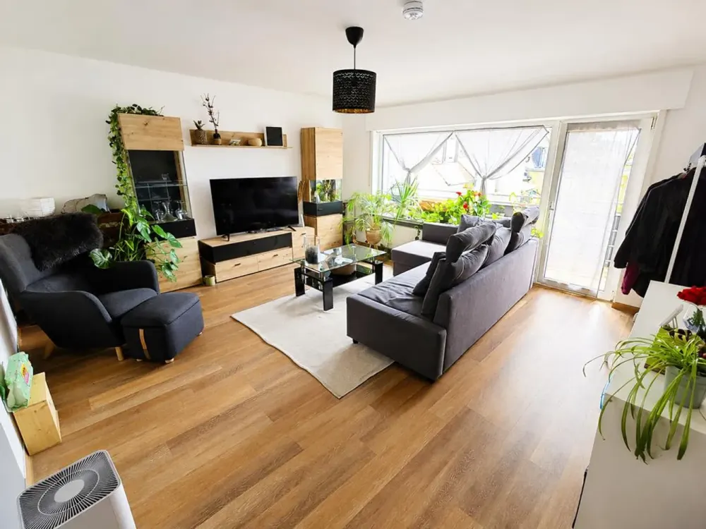 5062 - Suitable for shared living! Renovated 3-room apartment with balcony at Fliederplatz!