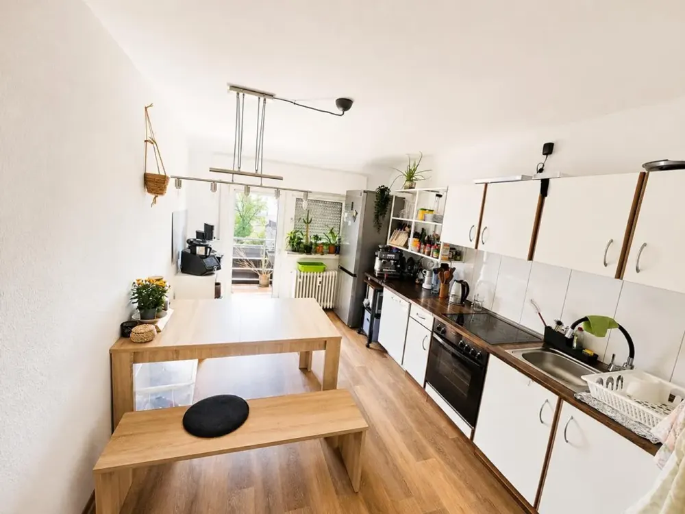 5062 - Suitable for shared living! Renovated 3-room apartment with balcony at Fliederplatz!