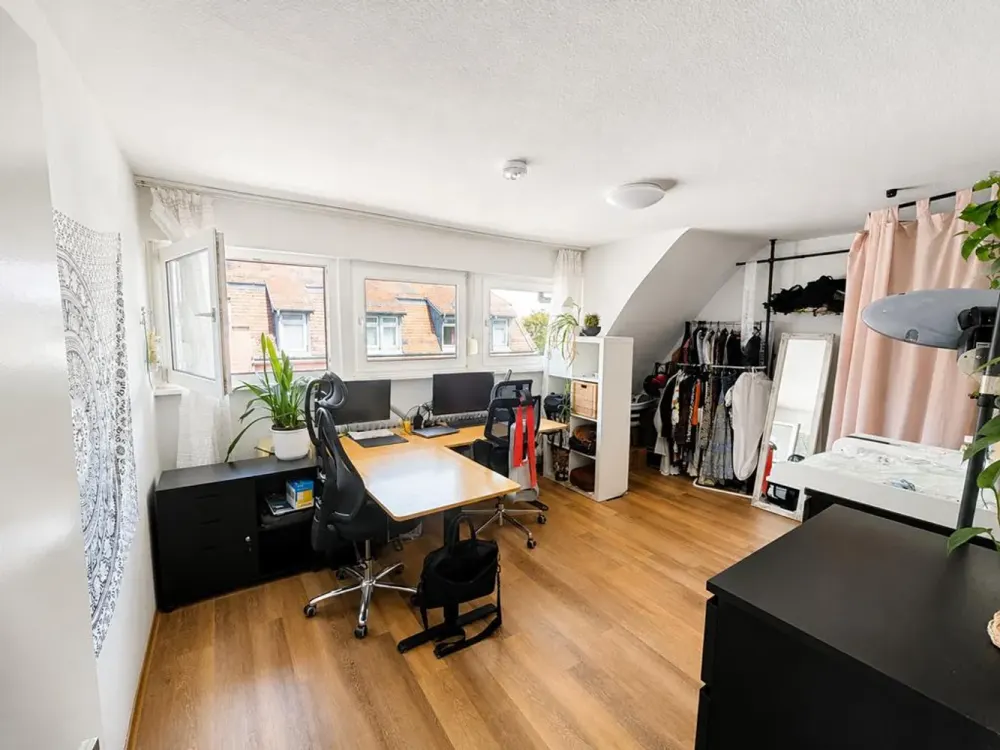 5062 - Suitable for shared living! Renovated 3-room apartment with balcony at Fliederplatz!