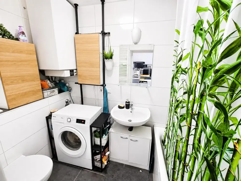 5062 - Suitable for shared living! Renovated 3-room apartment with balcony at Fliederplatz!