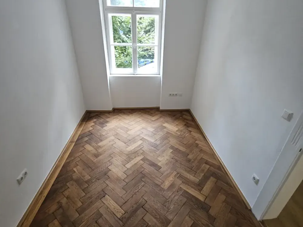 Old Building - 3.5-Room Ground Floor Apartment in Sendling, Munich
