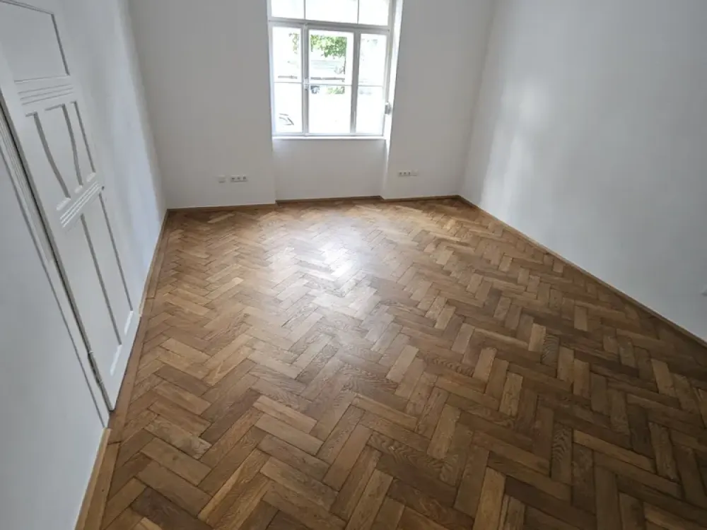 Old Building - 3.5-Room Ground Floor Apartment in Sendling, Munich