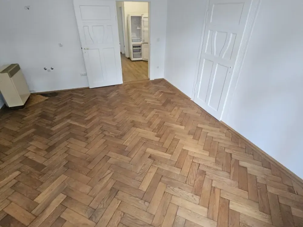 Old Building - 3.5-Room Ground Floor Apartment in Sendling, Munich