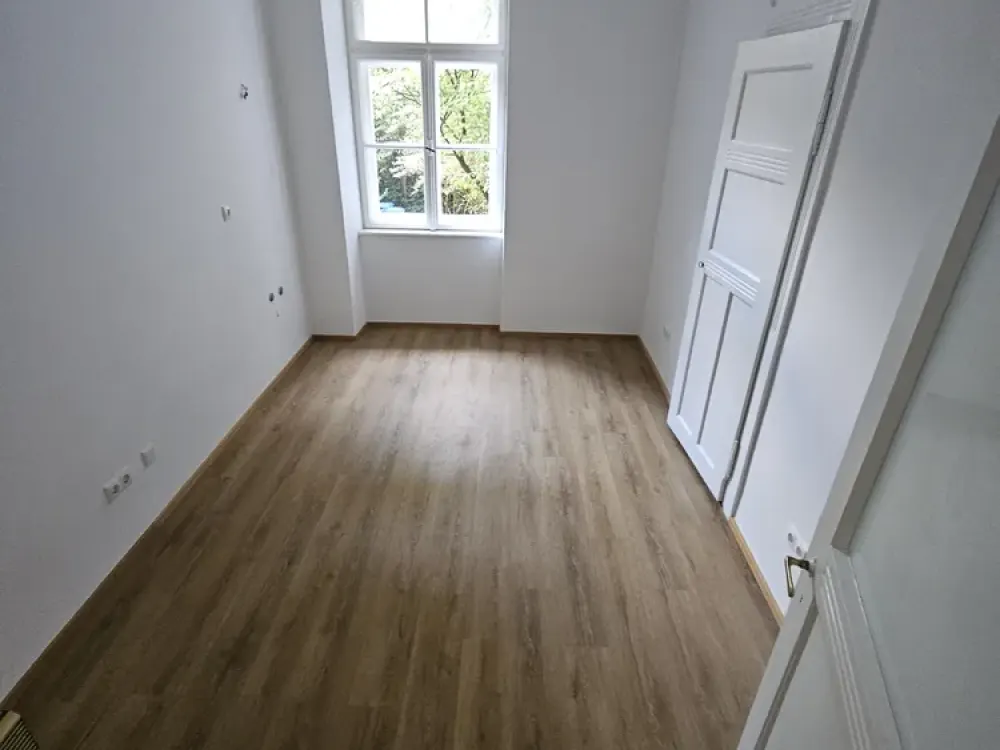 Old Building - 3.5-Room Ground Floor Apartment in Sendling, Munich