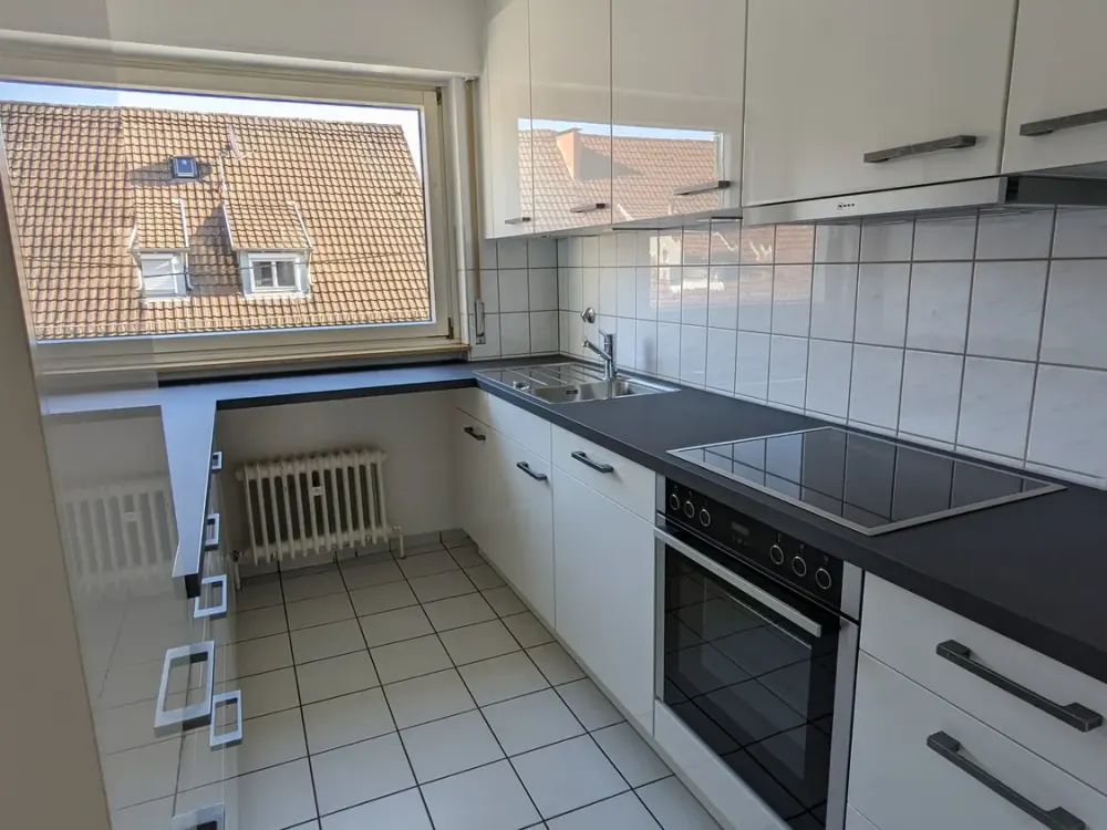 Offering renovated (2022) 3-room apartment in multi-family house for rent, 2nd floor left