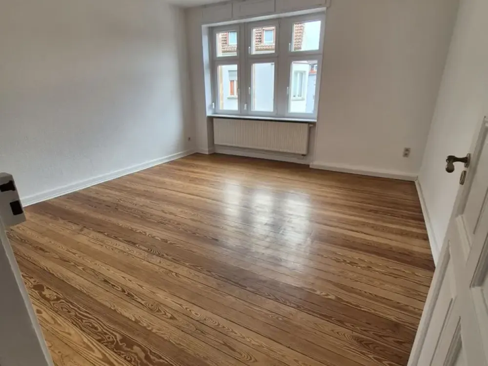 Beautiful, Renovated 2-Room Apartment with Kitchen and Bathroom in SB-St. Arnual!