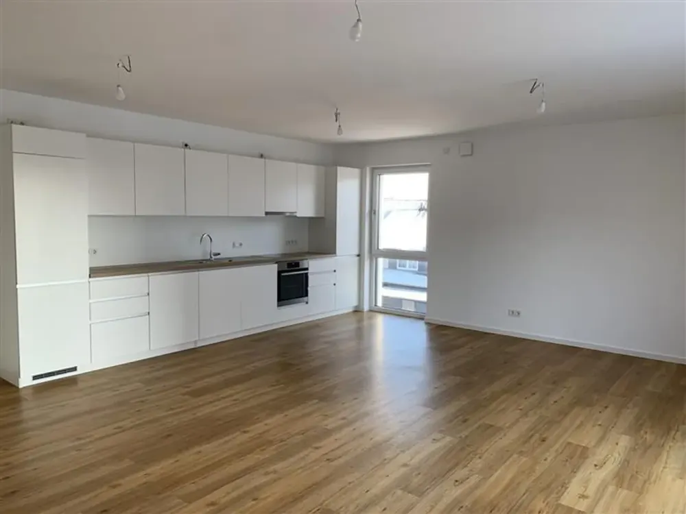 Beautiful 4-Room Apartment incl. Built-in Kitchen, Balcony and 2 Bathrooms
