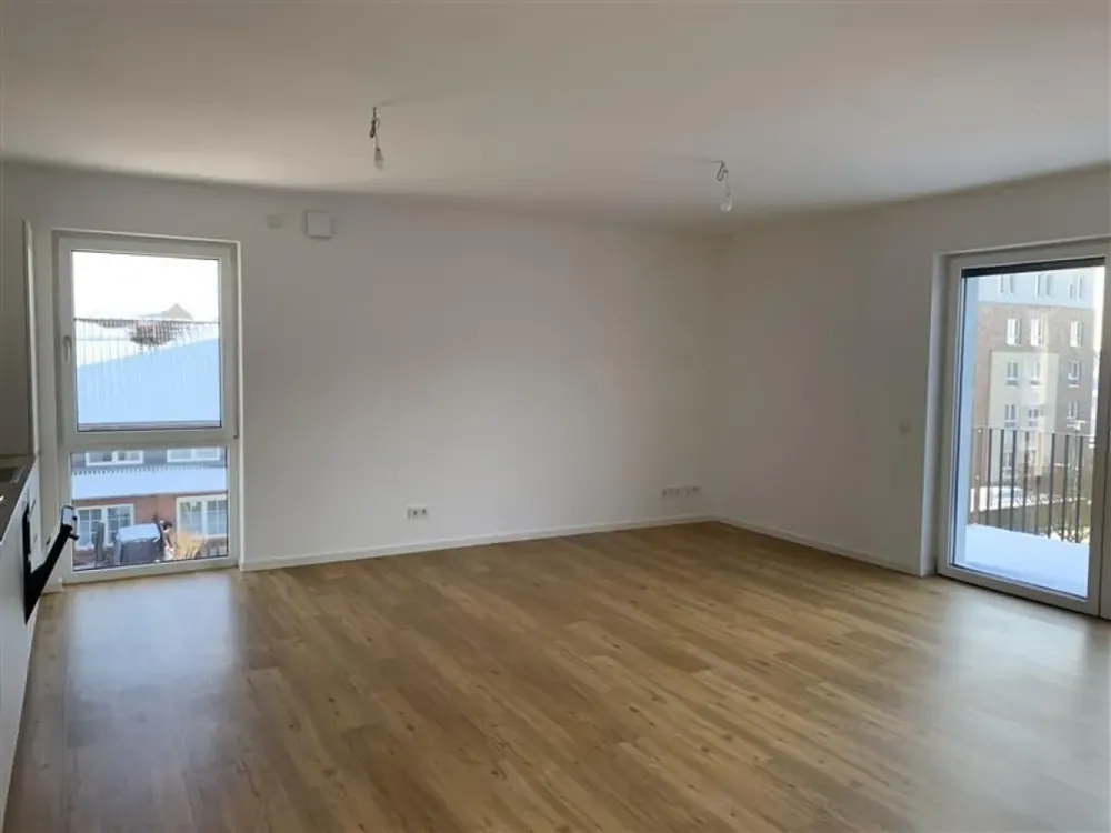 Beautiful 4-Room Apartment incl. Built-in Kitchen, Balcony and 2 Bathrooms