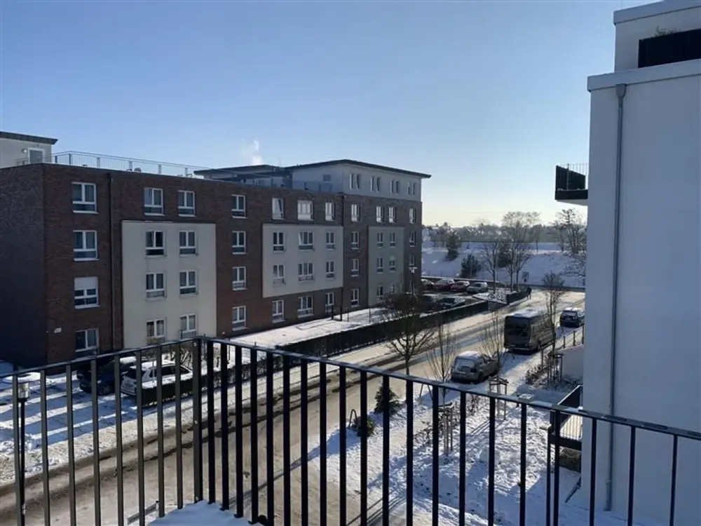 Beautiful 4-Room Apartment incl. Built-in Kitchen, Balcony and 2 Bathrooms