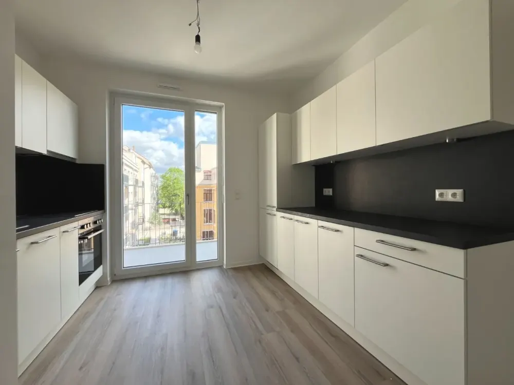Wohnen im Neubau: 2-Zimmer-Wohnung mit Balkon, Loggia und Einbauküche in zentraler Lage