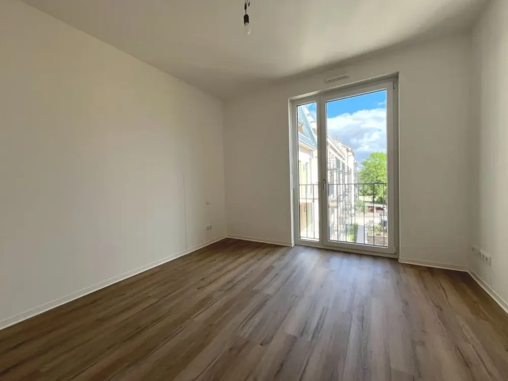 Wohnen im Neubau: 2-Zimmer-Wohnung mit Balkon, Loggia und Einbauküche in zentraler Lage