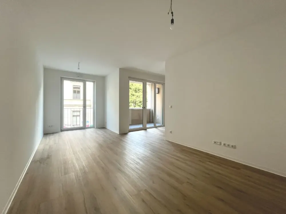 Neubau: Stilvolle 4-Zimmer-Wohnung mit Tageslichtbad, Badewanne, Loggia und Balkon im Zentrum-Ost