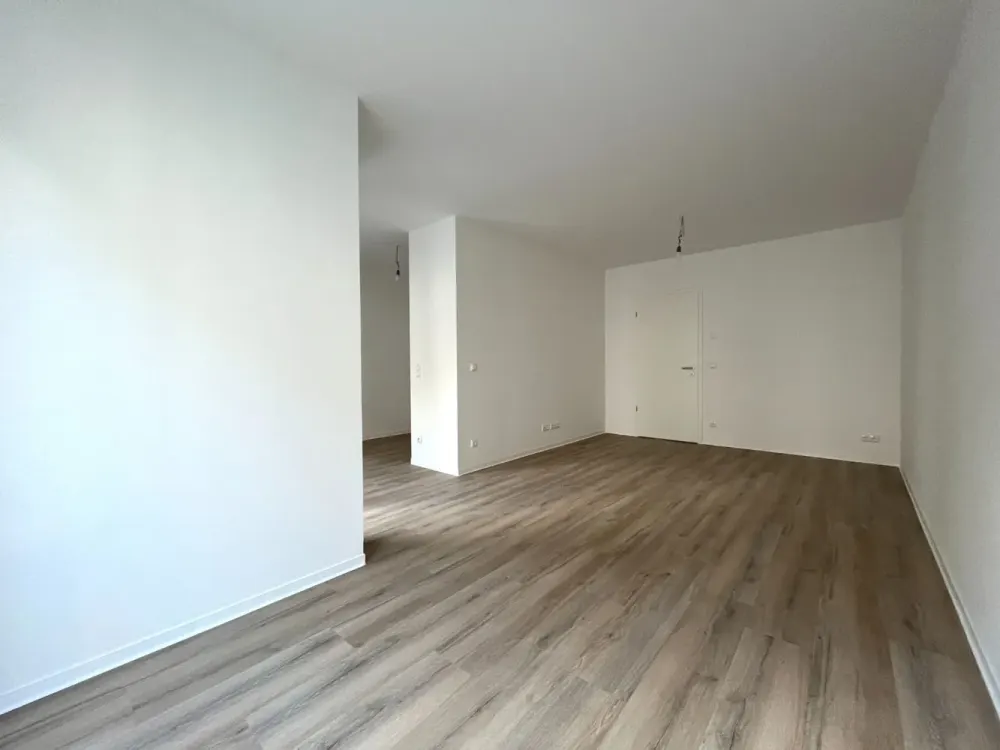 Neubau: Stilvolle 4-Zimmer-Wohnung mit Tageslichtbad, Badewanne, Loggia und Balkon im Zentrum-Ost