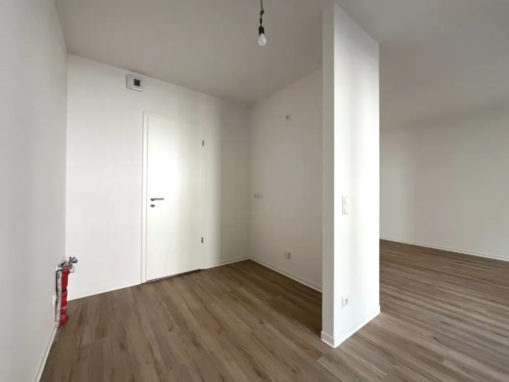 Neubau: Stilvolle 4-Zimmer-Wohnung mit Tageslichtbad, Badewanne, Loggia und Balkon im Zentrum-Ost