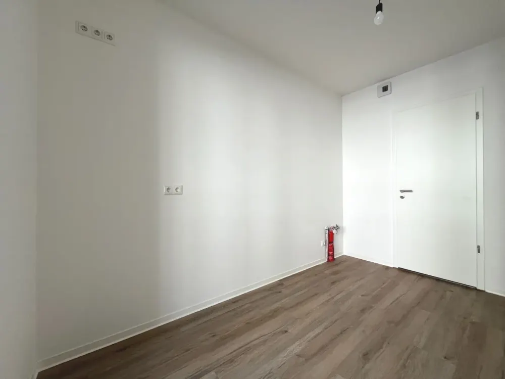 Neubau: Stilvolle 4-Zimmer-Wohnung mit Tageslichtbad, Badewanne, Loggia und Balkon im Zentrum-Ost
