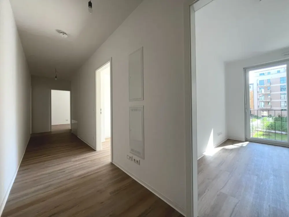 Neubau: Stilvolle 4-Zimmer-Wohnung mit Tageslichtbad, Badewanne, Loggia und Balkon im Zentrum-Ost