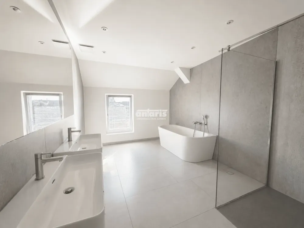 antaris Immobilien GmbH ** Altstadtflair trifft Wohnkomfort - 4 Räume im Herzen Erfurts! **