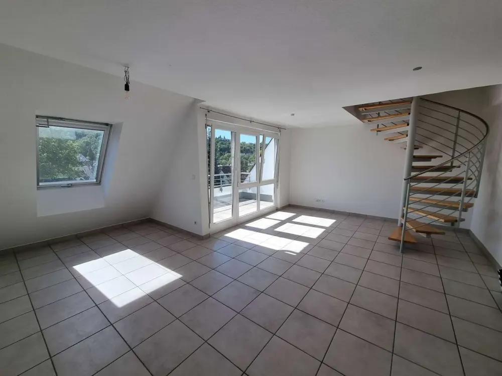 Helle 2‑Zi.‑Maisonettewohnung mit Dachterrasse, EBK und Stellplatz