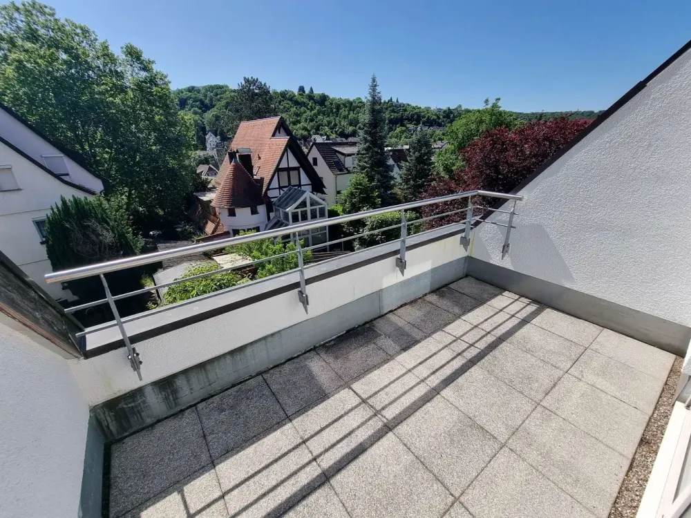 Helle 2‑Zi.‑Maisonettewohnung mit Dachterrasse, EBK und Stellplatz