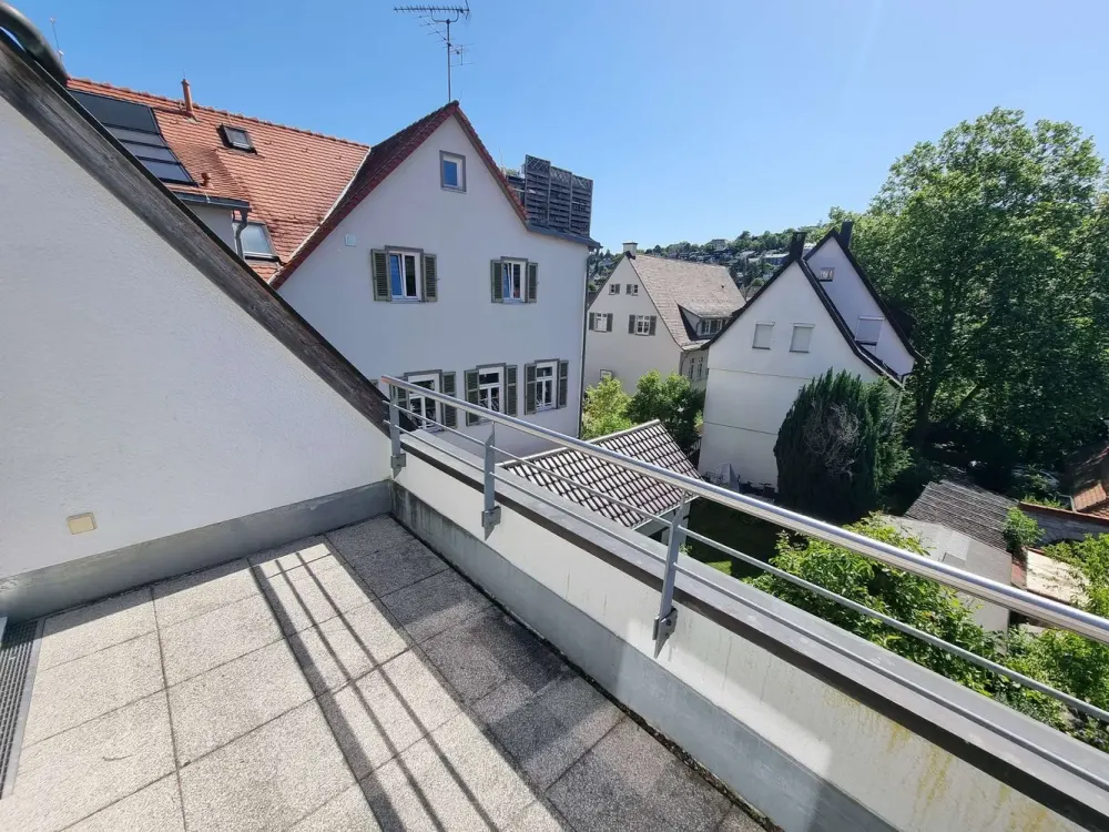 Helle 2‑Zi.‑Maisonettewohnung mit Dachterrasse, EBK und Stellplatz