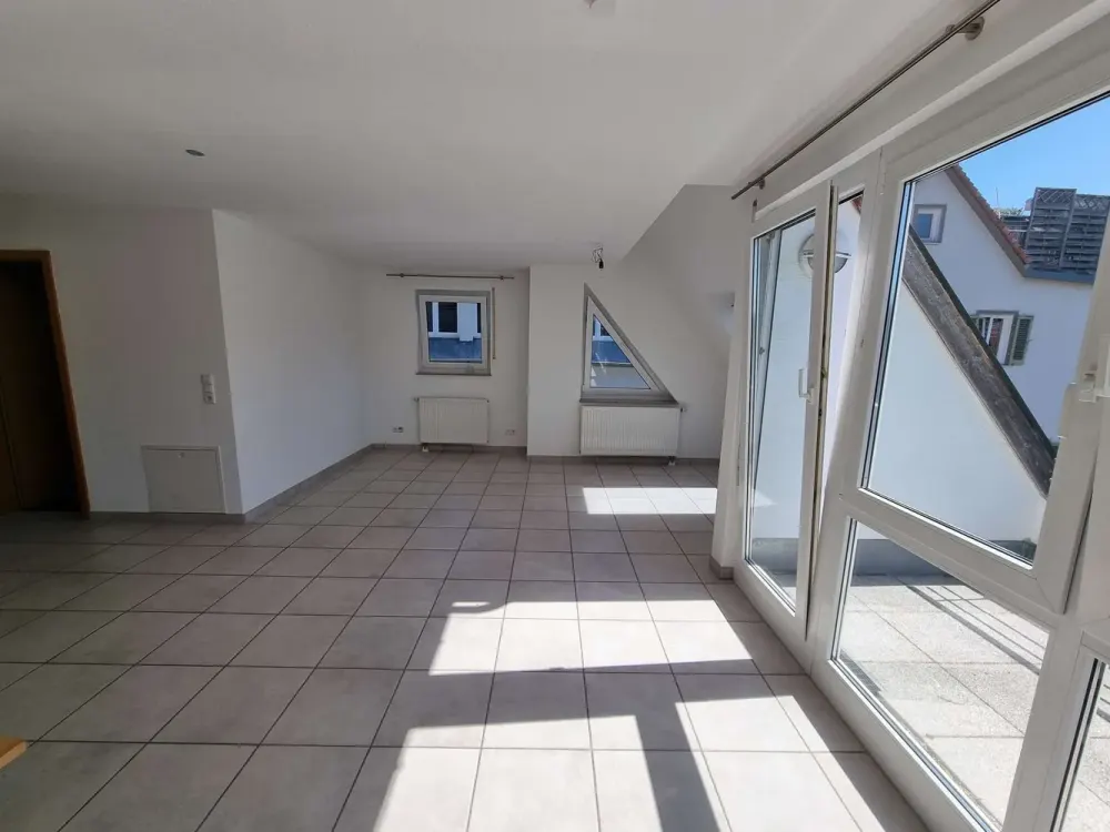 Helle 2‑Zi.‑Maisonettewohnung mit Dachterrasse, EBK und Stellplatz