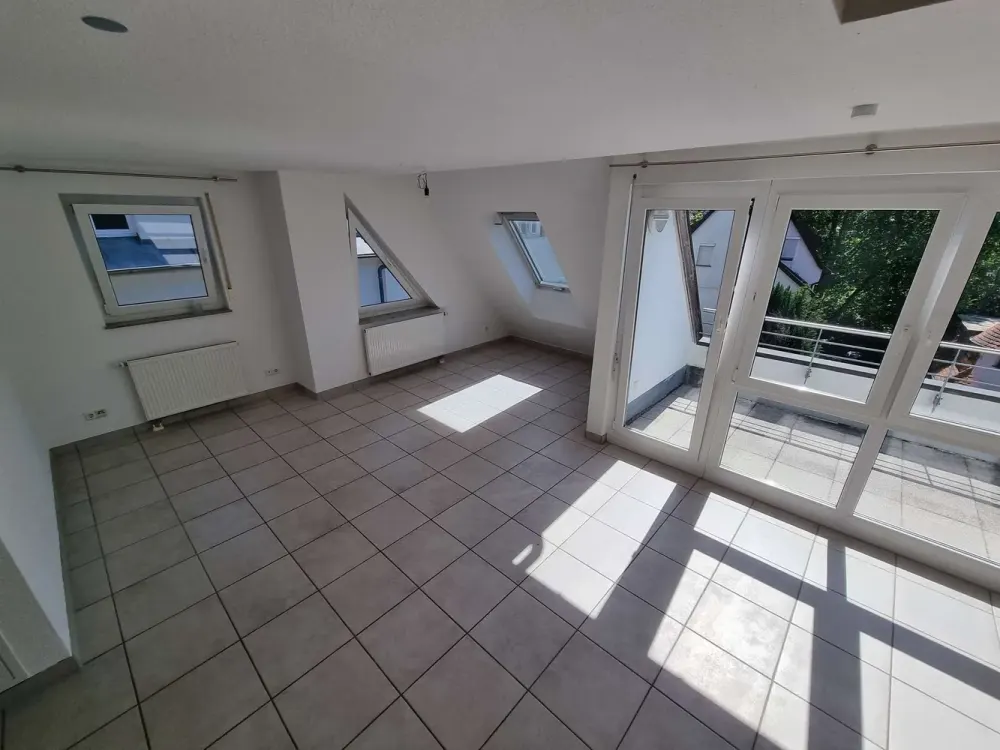 Helle 2‑Zi.‑Maisonettewohnung mit Dachterrasse, EBK und Stellplatz