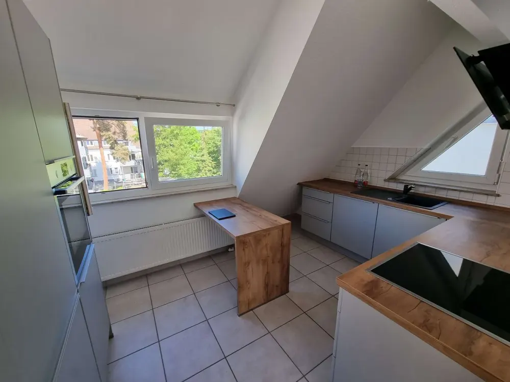 Helle 2‑Zi.‑Maisonettewohnung mit Dachterrasse, EBK und Stellplatz