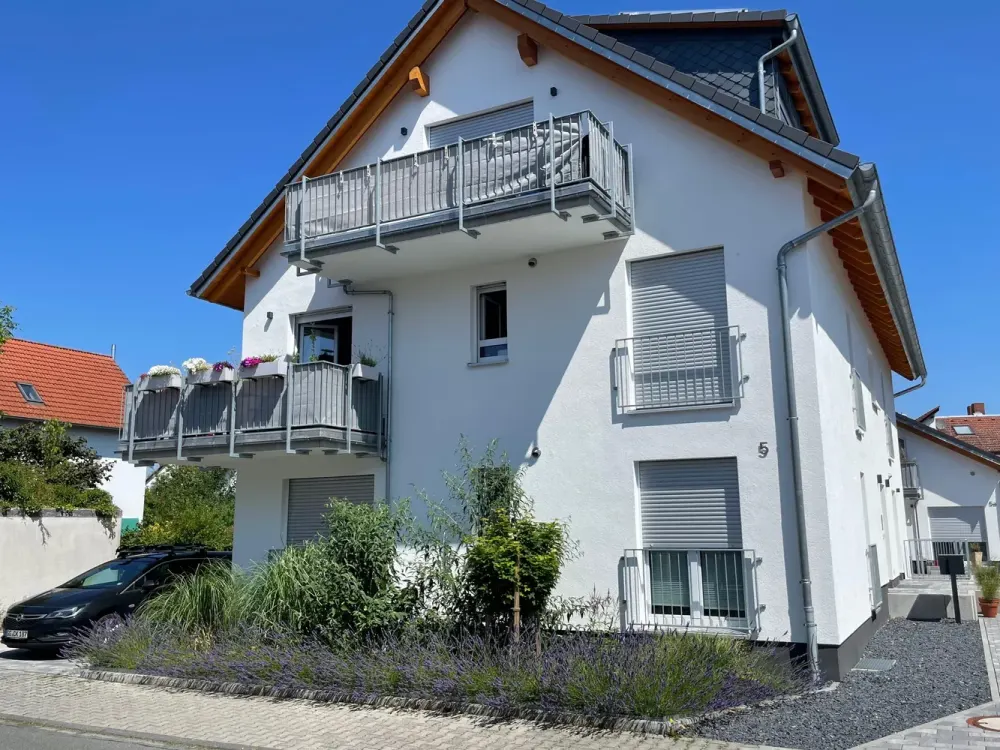 Modern and bright 3.5-room attic apartment (furnishing possible)