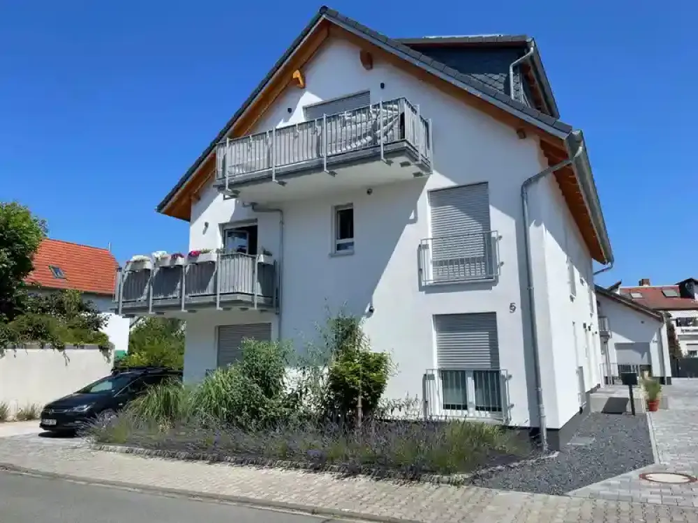 Modern and bright 3.5-room attic apartment (furnishing possible)