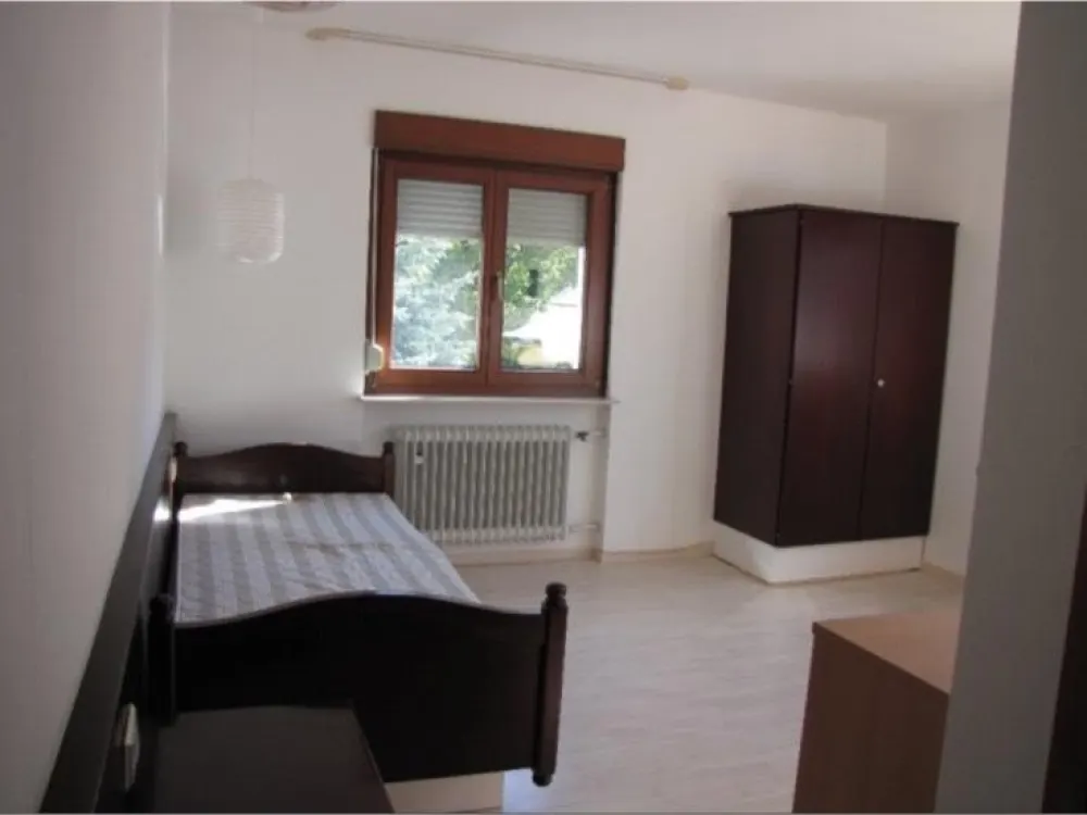 Shared flat room with private bathroom, shared kitchen, private bathroom