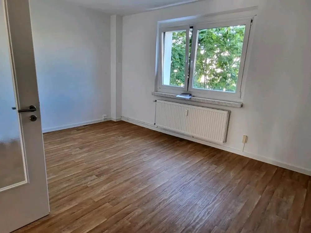 2-Room Apartment in Bln-Kaulsdorf, First Occupancy After Renovation from 01.10