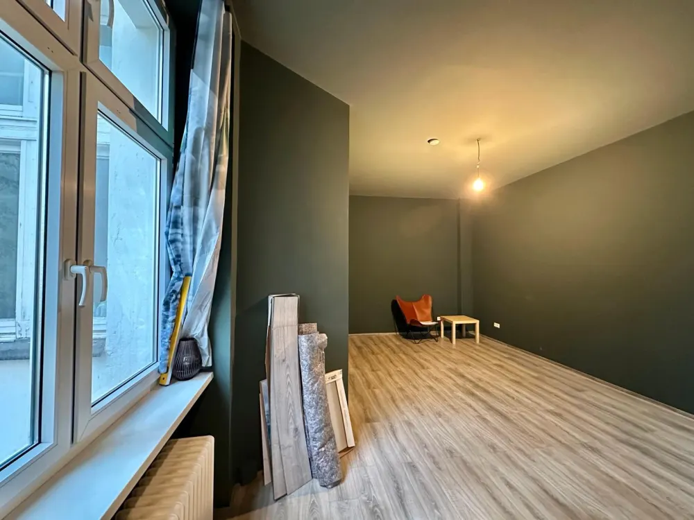 Freshly Renovated 1-Room Old Building Apartment in Wilmersdorf