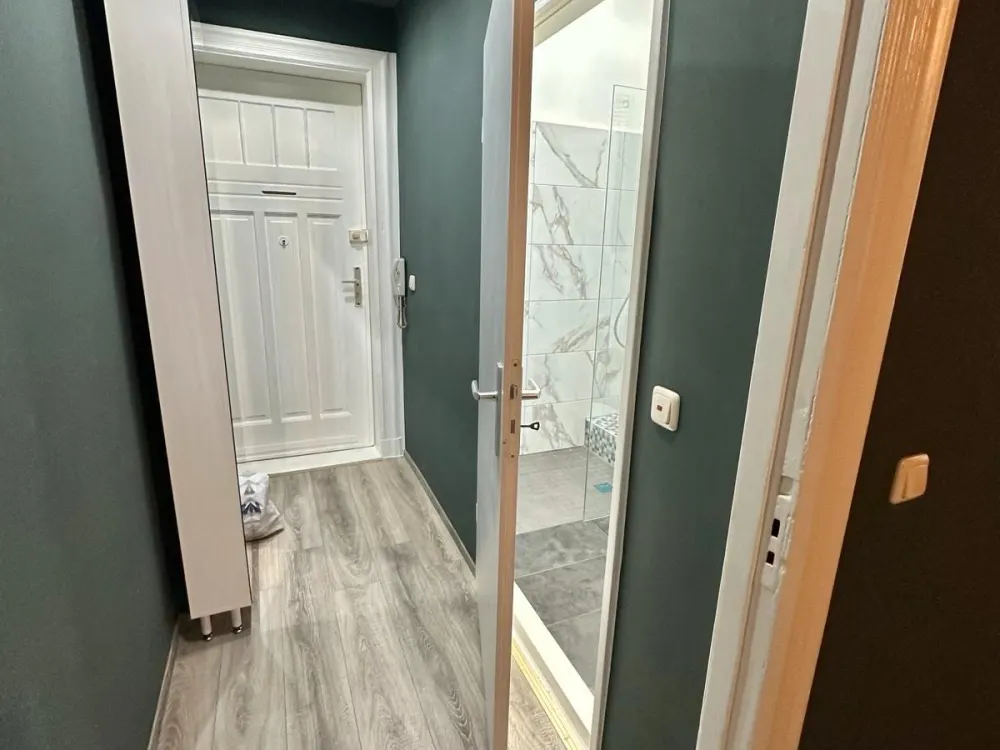 Freshly Renovated 1-Room Old Building Apartment in Wilmersdorf