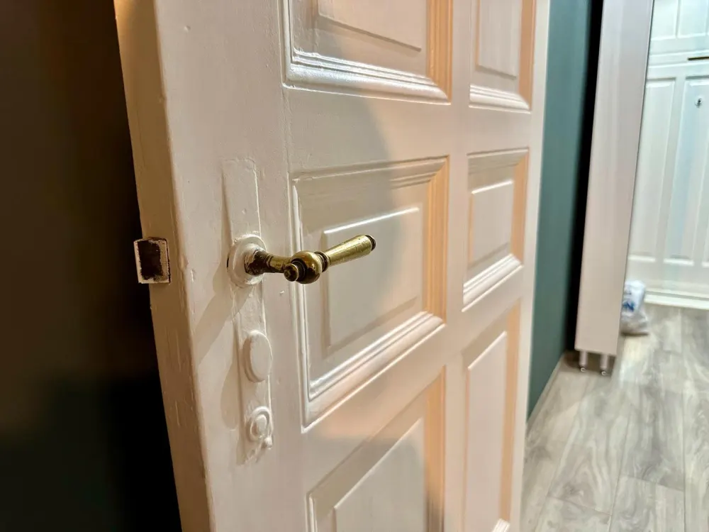 Freshly Renovated 1-Room Old Building Apartment in Wilmersdorf