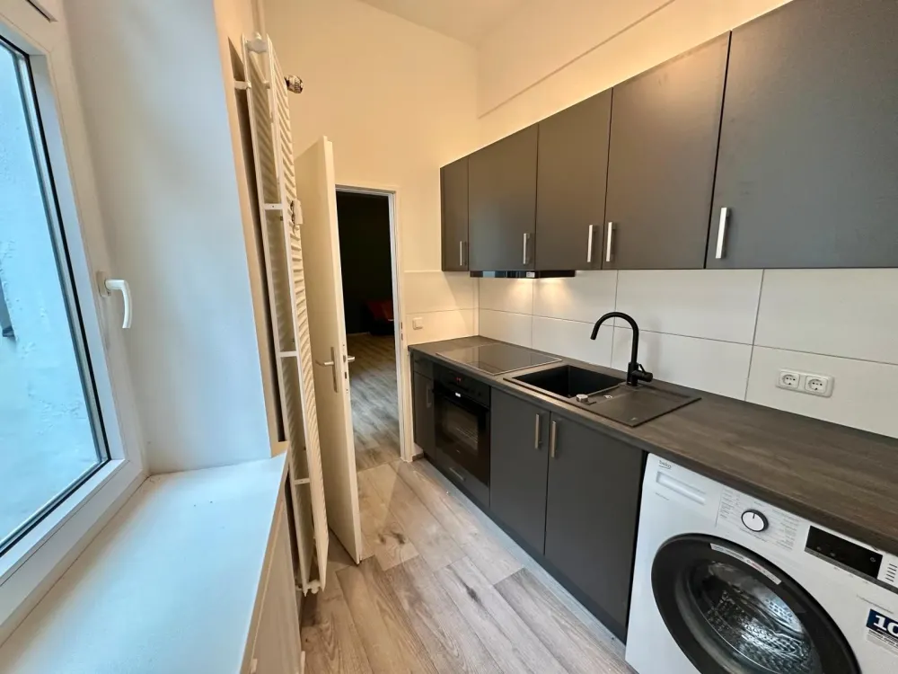 Freshly Renovated 1-Room Old Building Apartment in Wilmersdorf