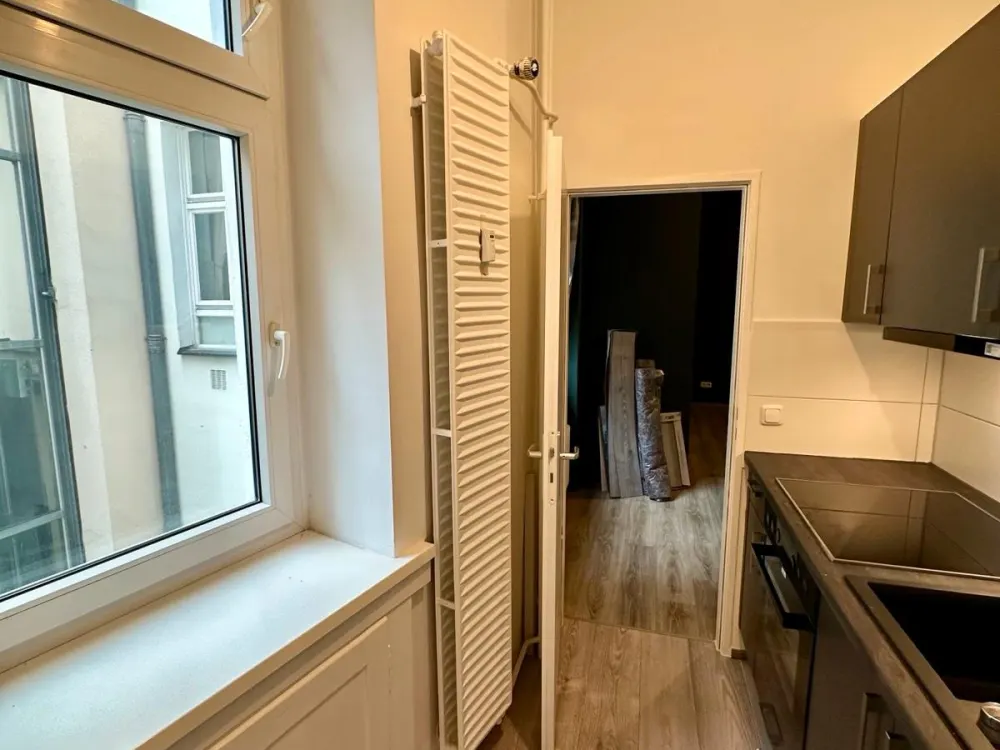 Freshly Renovated 1-Room Old Building Apartment in Wilmersdorf