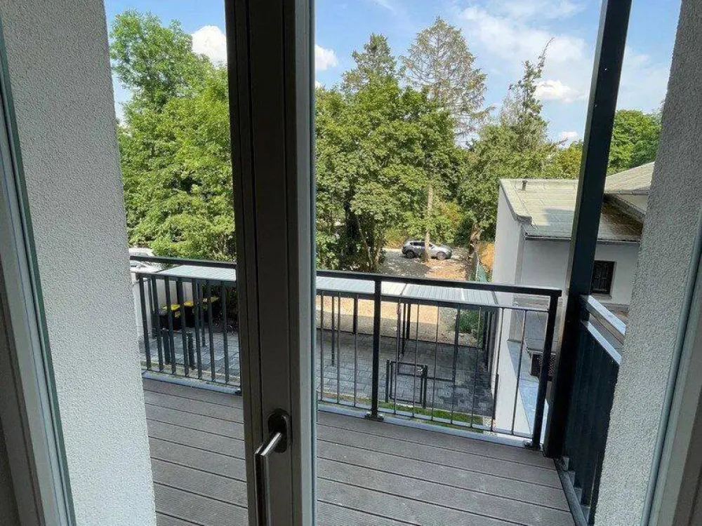 Newly Renovated 3-Room Apartment with Large Balcony