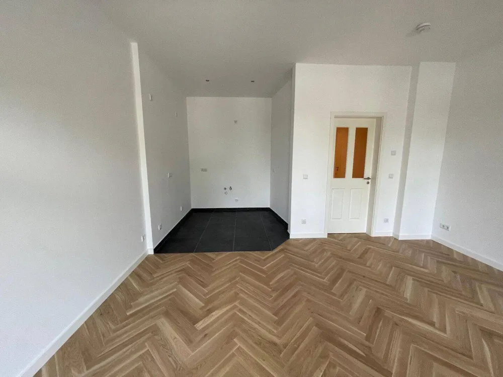 Newly Renovated 3-Room Apartment with Large Balcony