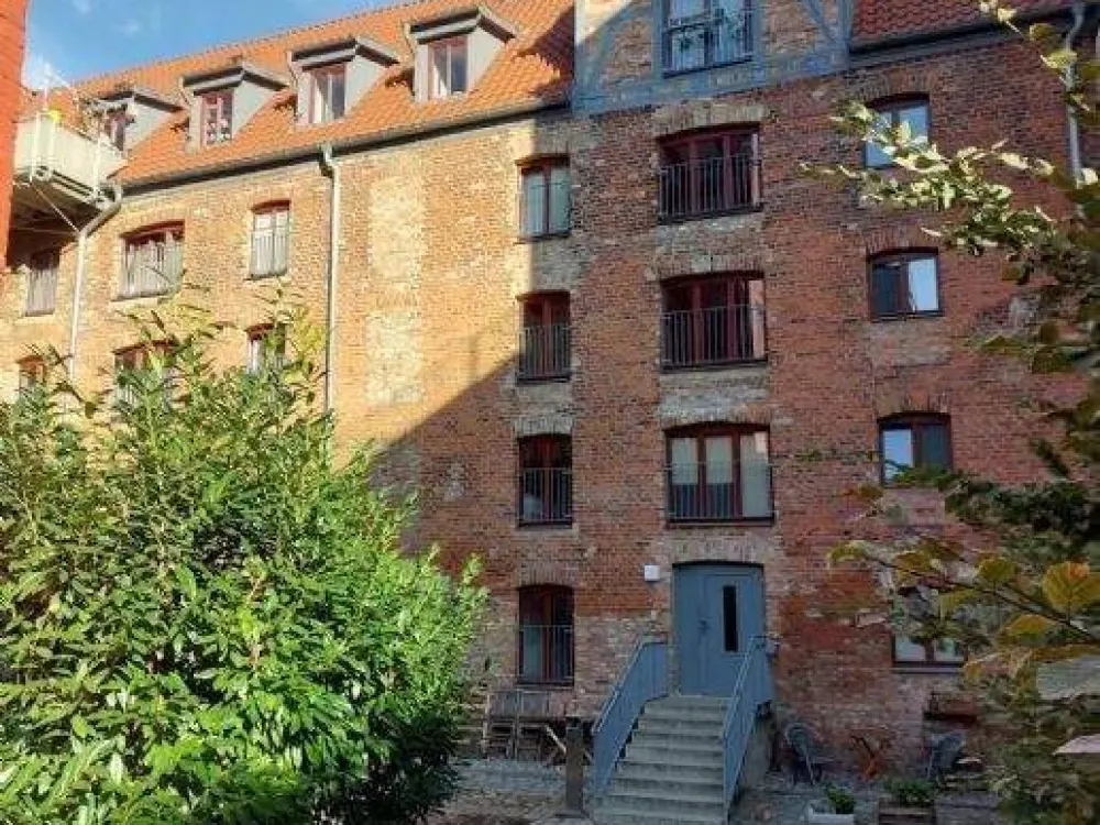 3-Room Gallery Apartment in Rostock's Old Town with Fitted Kitchen