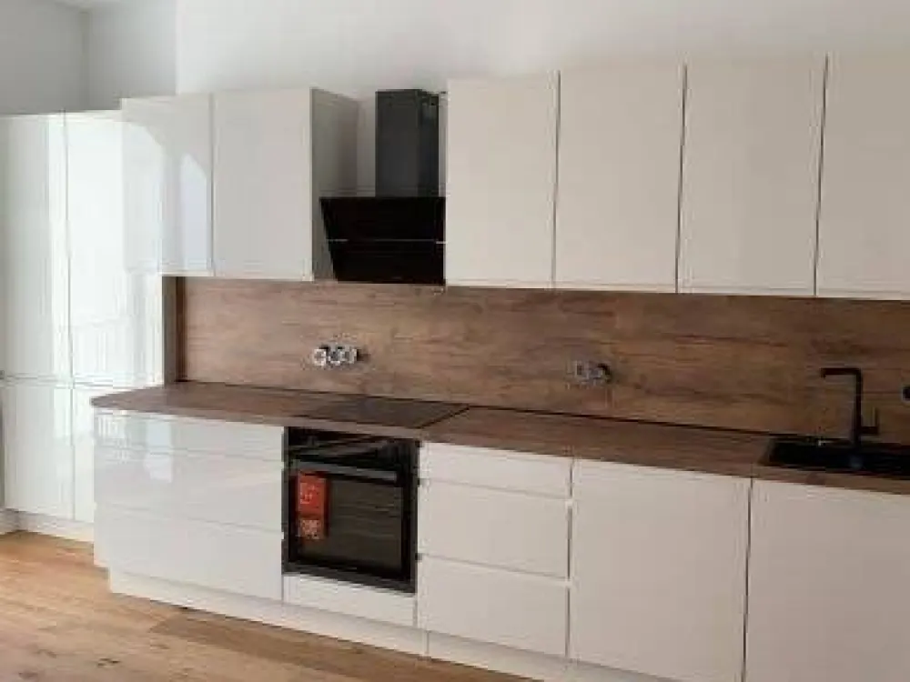 Sunny 2-room apartment with kitchen, bathroom, balcony, parquet, fitted kitchen, underground parking, Old Town