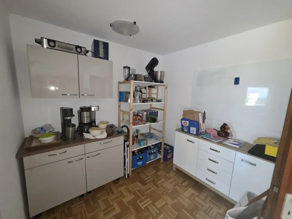 Geräumige 2 Zimmer Wohnung + grüner Südbalkon + TG-Stellplatz + voll möbliert