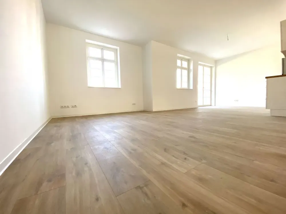 Bright 3-Room Apartment - Fitted Kitchen - Large Balcony with Garden Access - Parking Spaces in Parking Garage