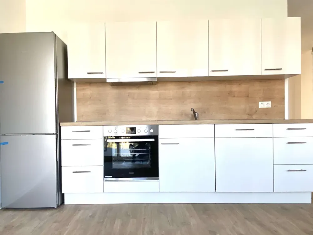 Bright 3-Room Apartment - Fitted Kitchen - Large Balcony with Garden Access - Parking Spaces in Parking Garage