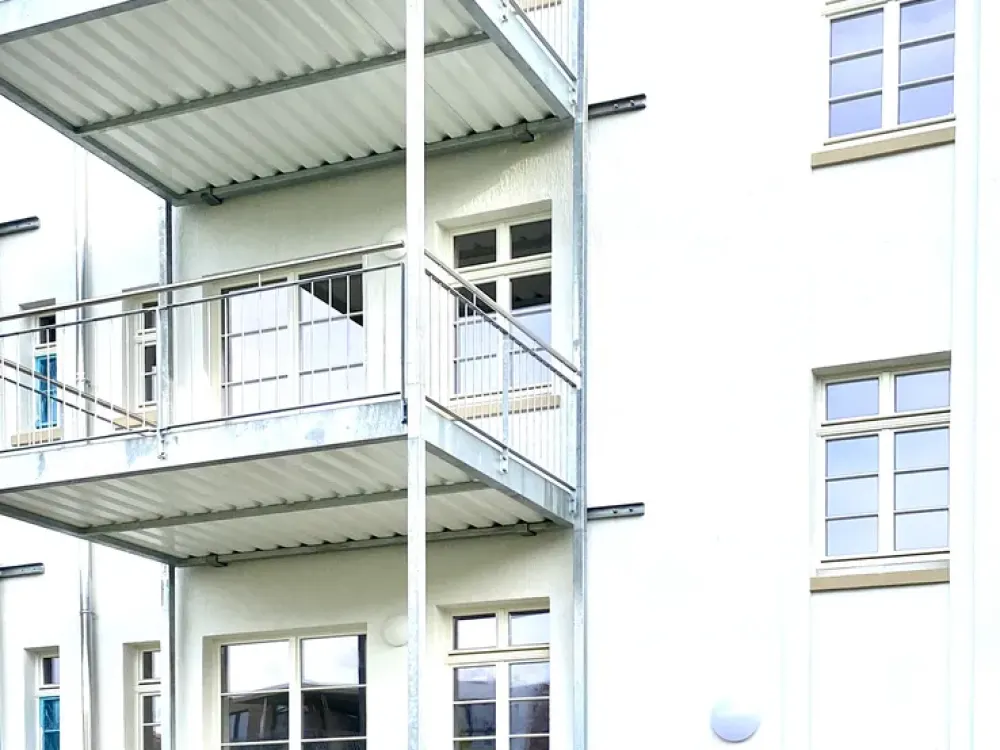 Bright 3-Room Apartment - Fitted Kitchen - Large Balcony with Garden Access - Parking Spaces in Parking Garage