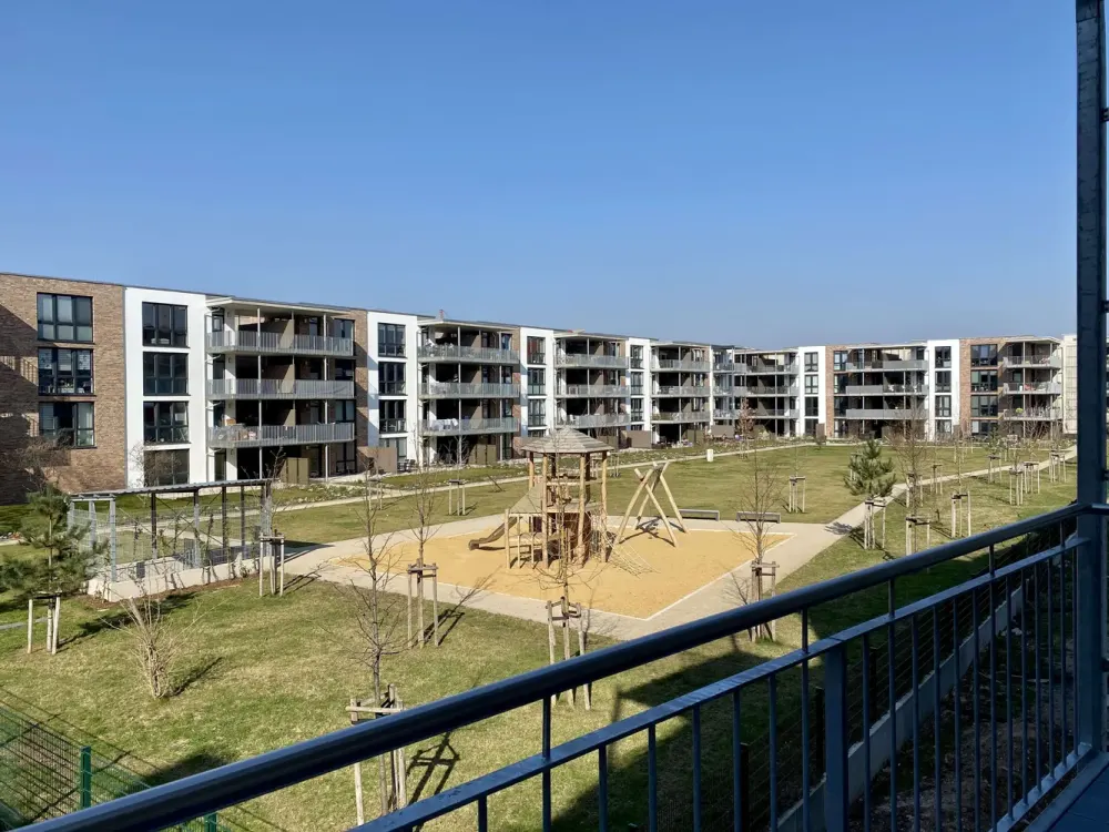 Bright 3-Room Apartment - Fitted Kitchen - Large Balcony with Garden Access - Parking Spaces in Parking Garage